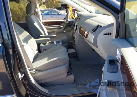 2010 Chrysler Town & Country Touring из США, поврежденный, VIN 2A4RR5D11AR151007